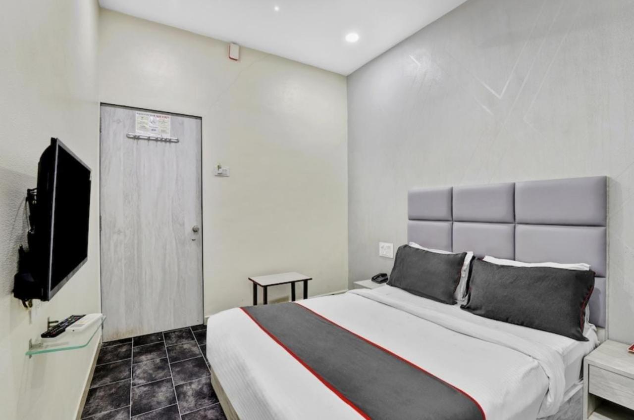 Hotel Unicorn, Сурат Екстер'єр фото