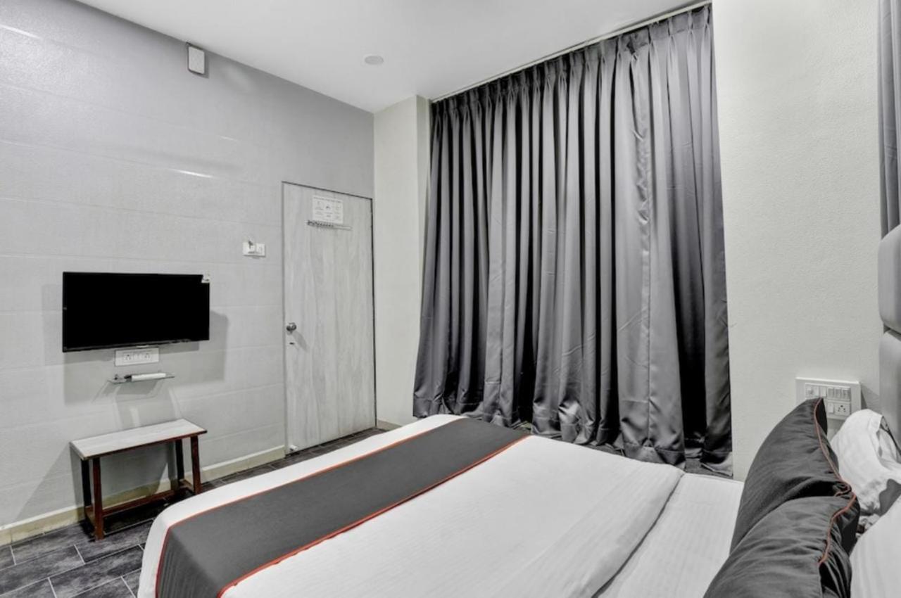 Hotel Unicorn, Сурат Екстер'єр фото